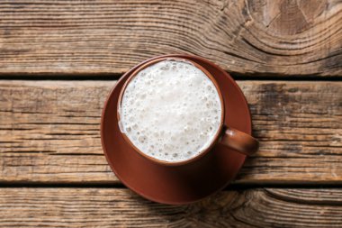 Tahta arka planda bir fincan kahve.