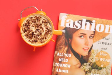 Dergi, çalar saat ve arka planda sıcak kahve ile yaratıcı kompozisyon