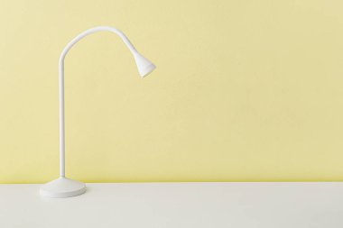 Modern lamba renkli duvarın yanındaki masada.