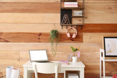 Modern işyerine sahip şık bir oda.