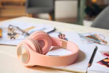 Masada defter olan kulaklıklar.