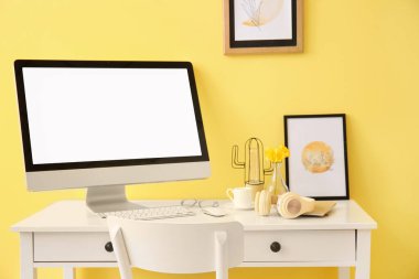 Renk duvarına yakın bilgisayarı olan modern işyeri