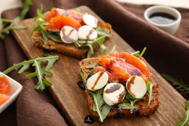 Mozarella peynirli ve somonlu lezzetli bruschettalar, yakın plan.