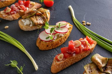 Esmer arka planda farklı lezzetli bruschetalara sahip kompozisyon, yakın plan