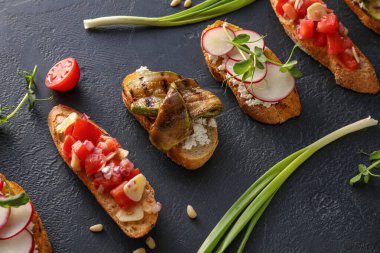 Esmer arka planda farklı lezzetli bruschetalara sahip kompozisyon