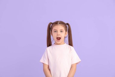 Küçük kız eğitimi renk arka planında harfleri telaffuz eder