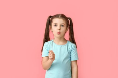 Renk arkaplanındaki konuşma düzeltmesi için logopedik aracı olan küçük kız