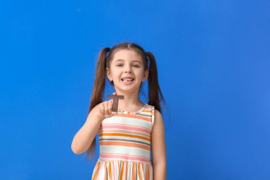 Renkli arka planda T harfli küçük kız.
