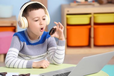Laptop eğitimi almış küçük bir çocuk evde 