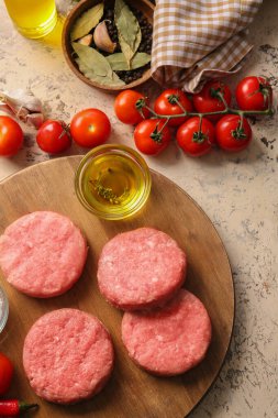 Renkli arka planda taze etten yapılmış ham pirzolalarla kompozisyon