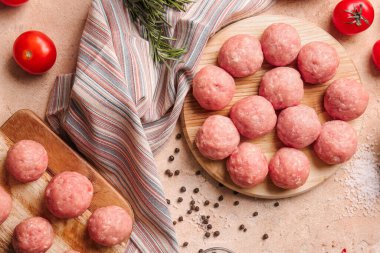 Hafif arka planda taze etten yapılmış çiğ pirzola ile kompozisyon