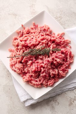 Hafif arka planda taze güç içeren plaka