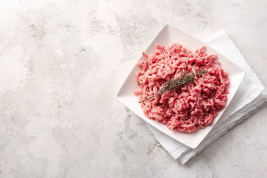 Hafif arka planda taze güç içeren plaka