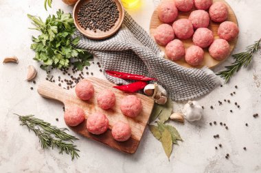 Hafif arka planda taze etten yapılmış çiğ pirzola ile kompozisyon