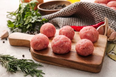 Masada taze etten yapılmış çiğ pirzolalar olan ahşap tahta.