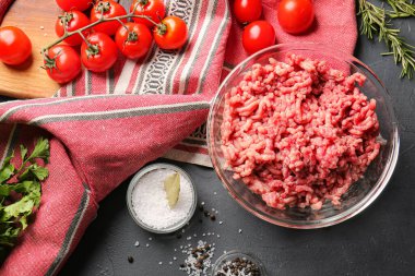 Koyu arkaplanda taze güç içeren kompozisyon