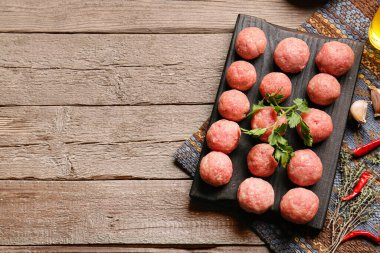 Ahşap arka planda taze etten yapılmış çiğ pirzola ile kompozisyon