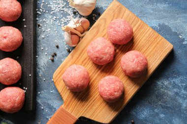 Renkli arka planda taze etten yapılmış ham pirzolalarla kompozisyon