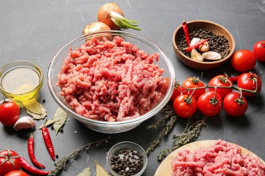 Koyu arkaplanda taze güç içeren kompozisyon