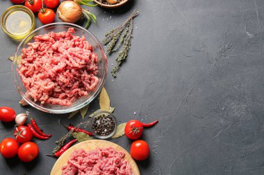 Koyu arkaplanda taze güç içeren kompozisyon