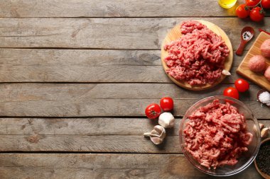 Ahşap arka planda taze kuvvet etinden oluşan kompozisyon