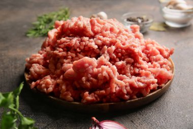 Koyu arka planda taze et tabakası, yakın plan.