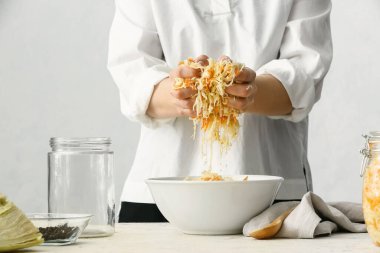 Mutfakta lezzetli lahana turşusu hazırlayan kadın, yakın plan.