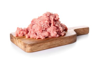 Tahta tahtada beyaz arka planda taze et var.