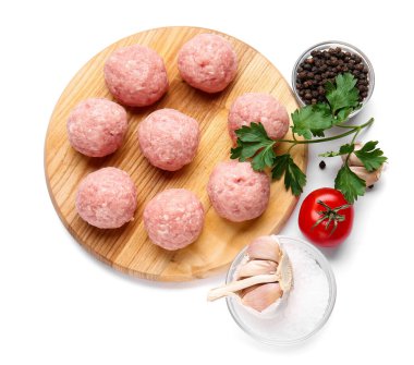 Beyaz arka planda taze etten yapılmış çiğ pirzola ile kompozisyon