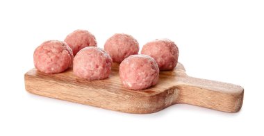 Beyaz arka planda taze etten yapılmış çiğ pirzolaları olan ahşap tahta.