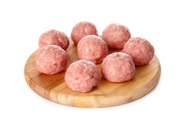 Beyaz arka planda taze etten yapılmış çiğ pirzolaları olan ahşap tahta.