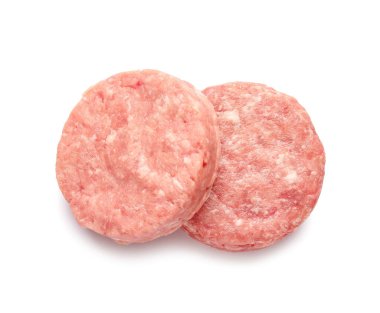 Beyaz arka planda taze etten yapılmış çiğ pirzola.