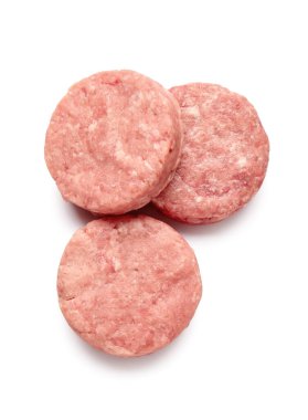 Beyaz arka planda taze etten yapılmış çiğ pirzola.