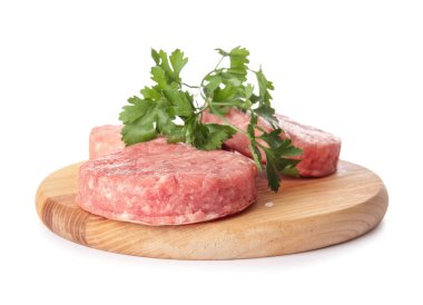 Beyaz arka planda taze etten yapılmış çiğ pirzolaları olan ahşap tahta.