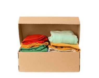 Beyaz arka planda giysileri olan gardırop kutusu.