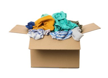 Beyaz arka planda giysileri olan gardırop kutusu.