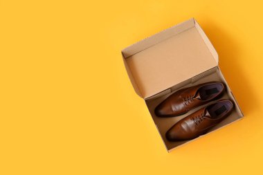 Renkli ayakkabılı gardırop kutusu