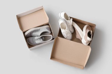 Açık arka planda ayakkabıları olan gardırop kutusu.