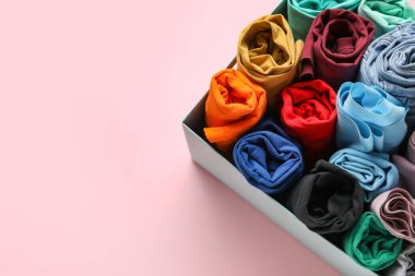 Giysi dolabının arka planında renk var.