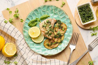 Hafif arka planda ızgara kabak, biftek ve pesto soslu kompozisyon