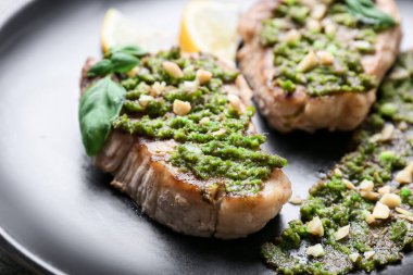 Lezzetli biftek ve sos soslu tabak, yakın plan.