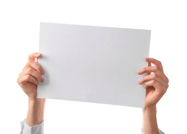 Beyaz arka planda boş kağıt tutan kadın