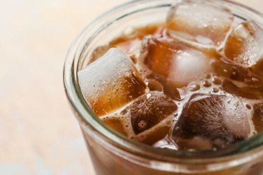 Hafif arka planda sütlü buzlu kahve, yakın plan.