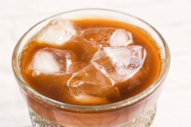 Hafif arka planda sütlü buzlu kahve, yakın plan.