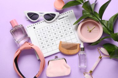 Renk arkaplanındaki takvim ve kadın aksesuarları