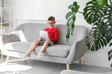 Evde çizgi film izleyen tatlı çocuk.