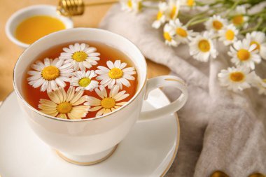 Renkli arkaplanda papatya çayı, çiçek ve bal kompozisyonu