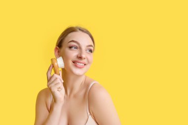 Masaj fırçası renginde güzel bir genç kadın.