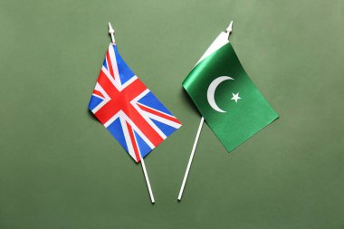 Renkli arka planda Pakistan ve İngiltere bayrakları