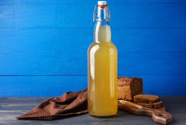 Renkli ahşap arka planda bir şişe taze kvass
